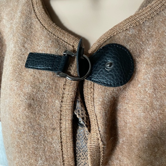 Warm and cute wrap! - Picture 3 of 7